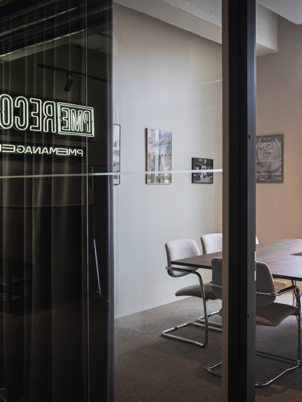 Verhot peitt&auml;v&auml;t auki olleessaan vain osan neuvotteluhuoneen ikkunasta.