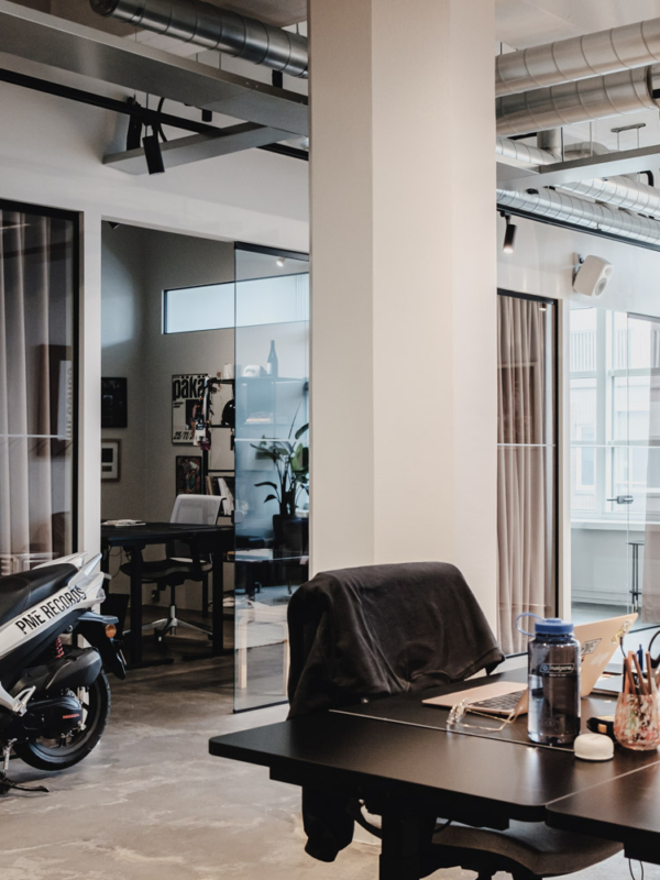 PME Recordsin p&auml;&auml;tilassa neutraalimmat verhot sopivat n&auml;ytt&auml;v&auml;&auml;n tilaan.