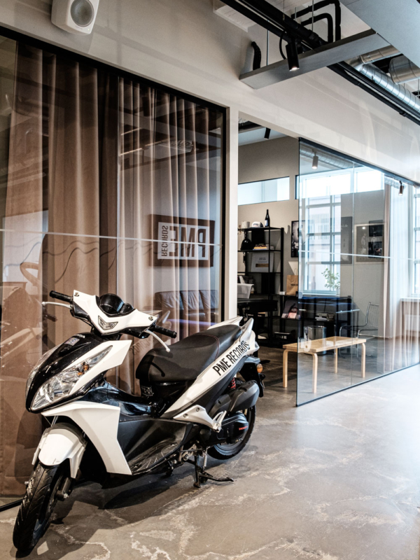 Skootteri on suosittu kuvauspaikka firman bileiss&auml;.