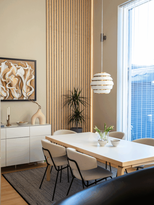 sisustussuunnittelu-omakotitalo-klaukkala-poyta-kulmasta