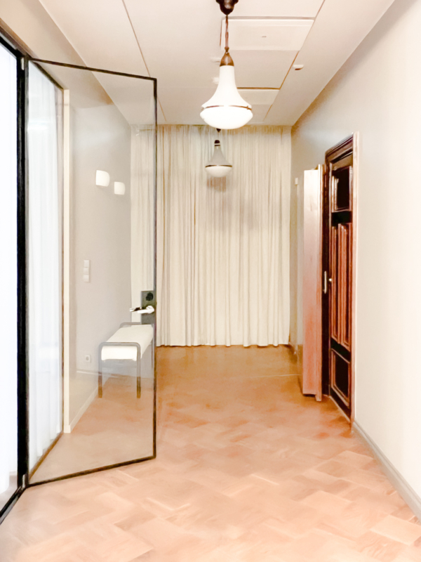 verhot-laakariklinikalle-helsinki-mariel-interior-3 Dr.Fine lääkäriklinikan käytävän wave-poimutetut verhot.