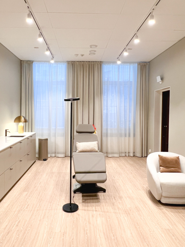 verhot-laakariklinikalle-helsinki-mariel-interior-4 Dr.Fine lääkäriklinikan hoitohuoneen wave-poimutetut verhot.