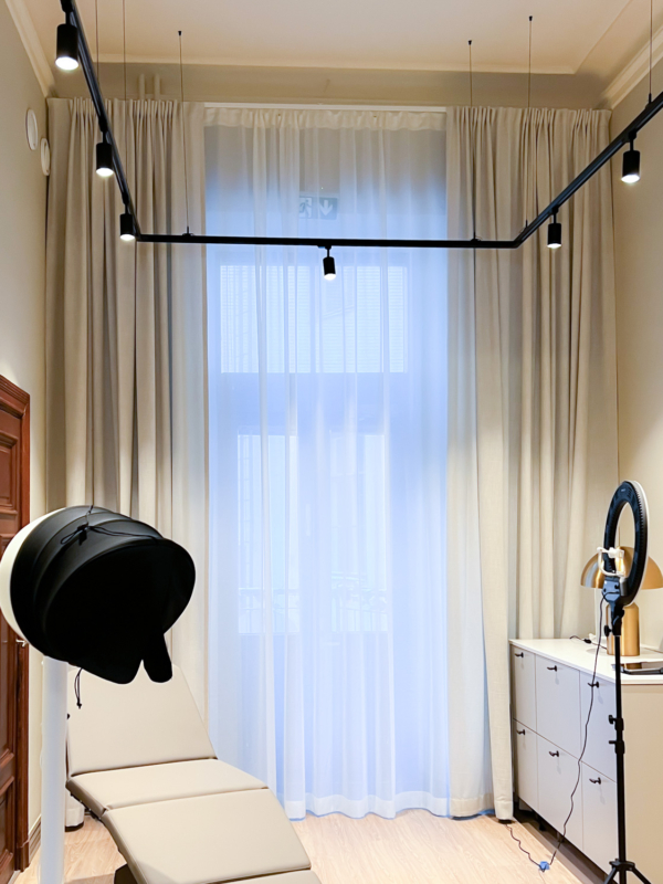 verhot-laakariklinikalle-helsinki-mariel-interior-5 Dr.Fine lääkäriklinikan pienemmän hoitohuoneen wave-poimutetut verhot.