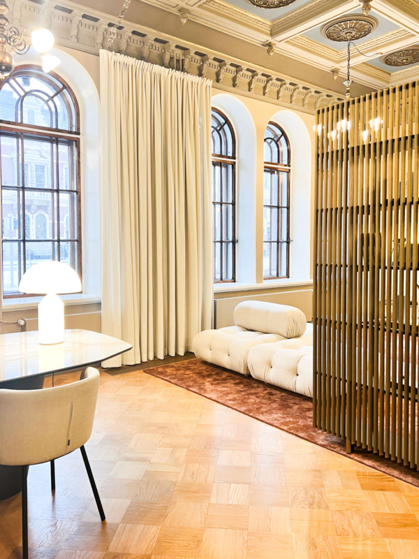 verhot-laakariklinikalle-helsinki-mariel-interior-6 Dr.Fine lääkäriklinikan yleisten tilojen wave-poimutetut verhot.