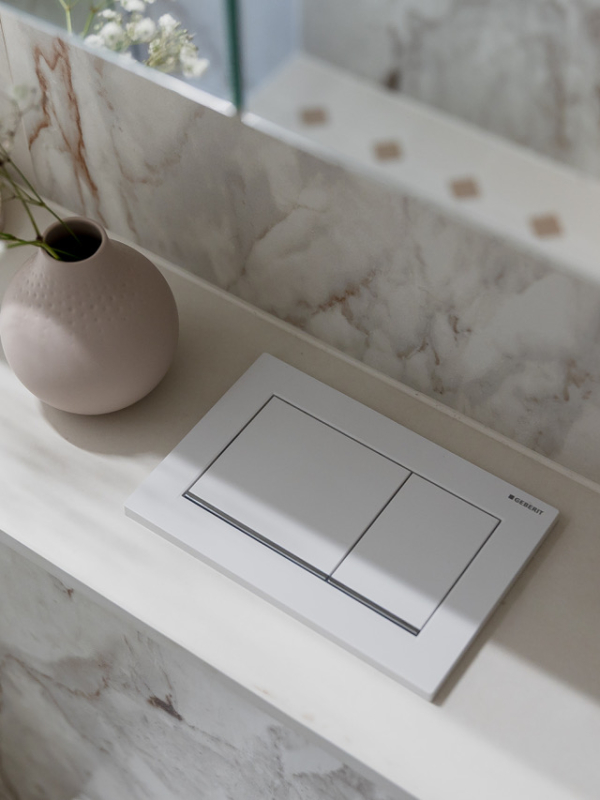 Yksion-remontti-toolo-kylpyhuone-Mariel-Interior-1 WC-kalusteen tasoon integroidut napit.