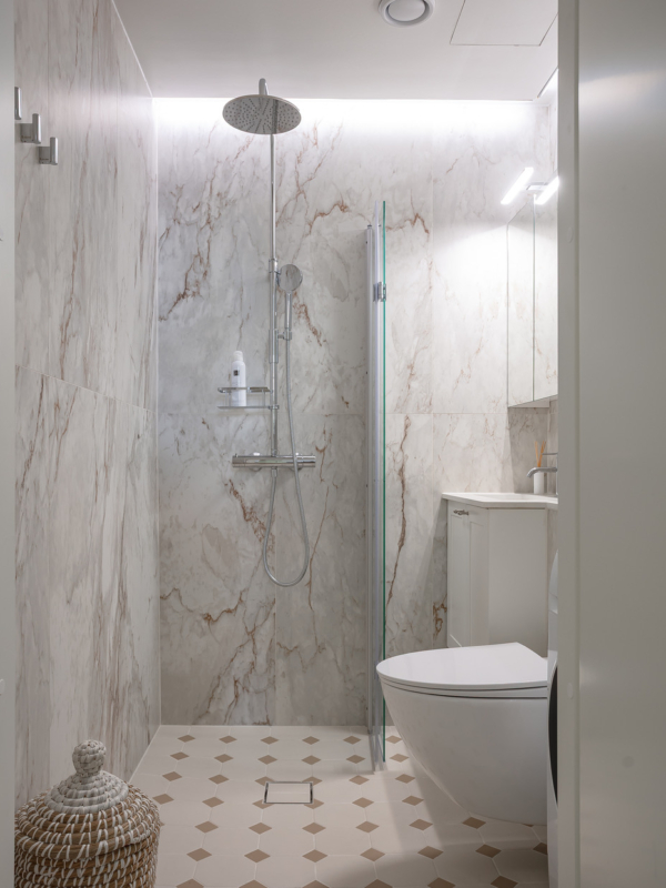 Yksion-remontti-toolo-kylpyhuone-Mariel-Interior-4 Remontoidun yksiön suuret seinälaatat ja lattiamosaiikki.
