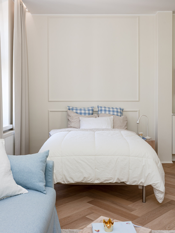 Yksion-remontti-toolo-olohuone:keittio-Mariel-Interior-3 Remontoidun yksiön makuutila.