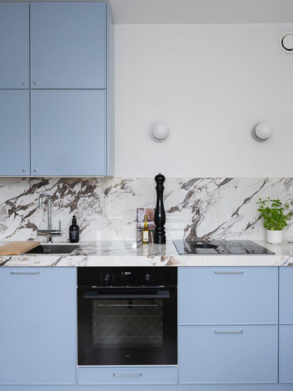 kerrostaloasunnon-keittioremontti-kerava-mariel-interior-kaapit-kodinkoneet-ja-tasot-2 Kodinkoneiden lisäksi valotkin on integroitu keittiöön.