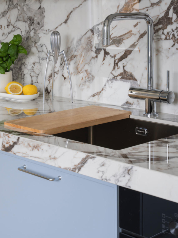 kerrostaloasunnon-keittioremontti-kerava-mariel-interior-keraamiset-kivitasot Keittiön upeat tasot ovat keraamista kiveä.