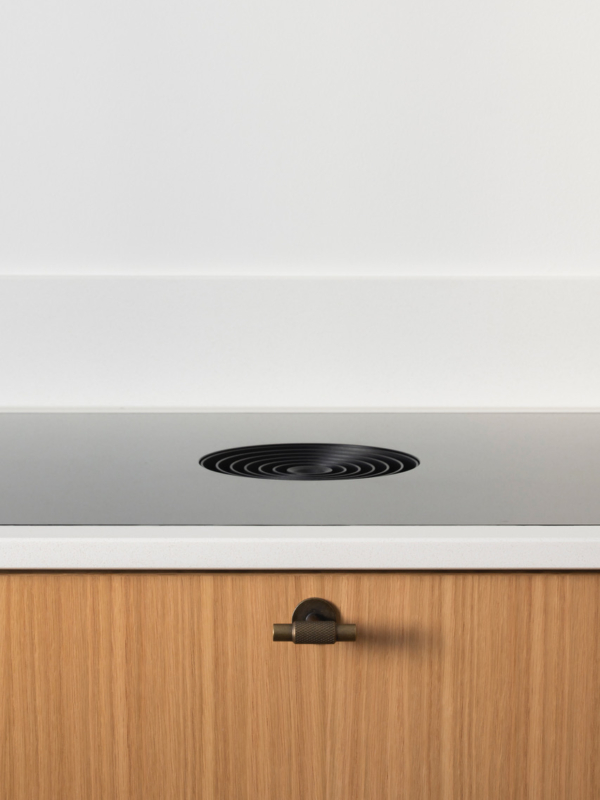 Remontoidun keitti&ouml;n Bora-induktiolieteen upotettu liesituuletin.