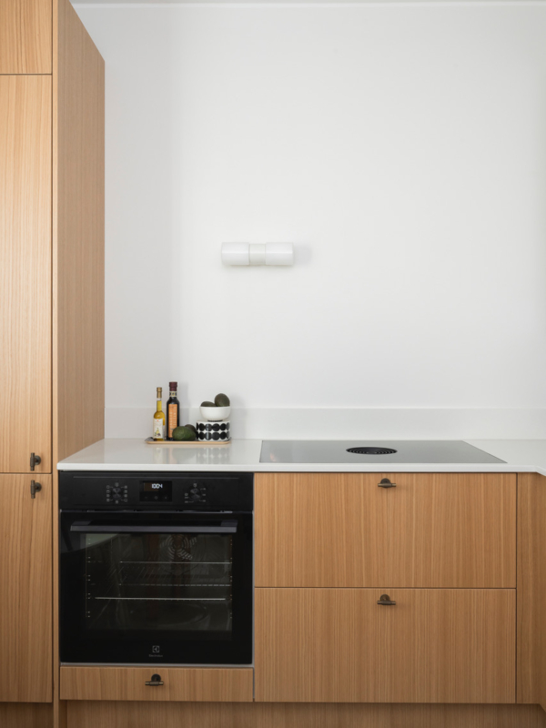 Keitti&ouml;n tammiviilutasot ja integroidut kodinkoneet.