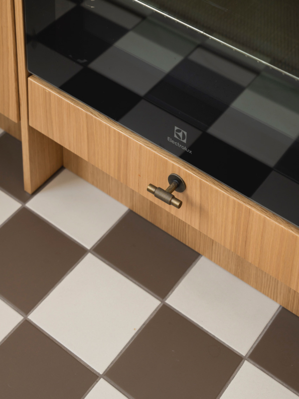 Remontoidun keitti&ouml;n shakkiruutulattia ja messinkiset vetimet.