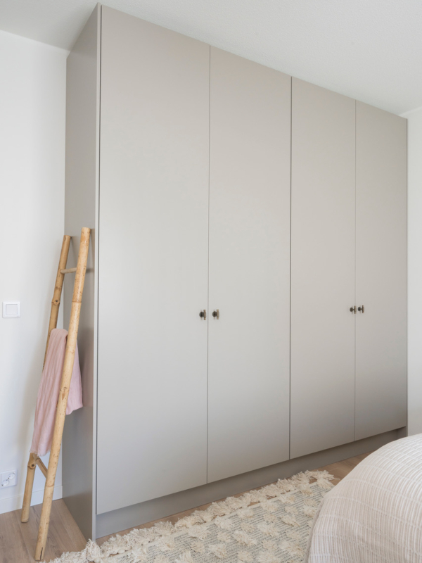 Makuuhuoneen hiekans&auml;vyinen kaapisto.