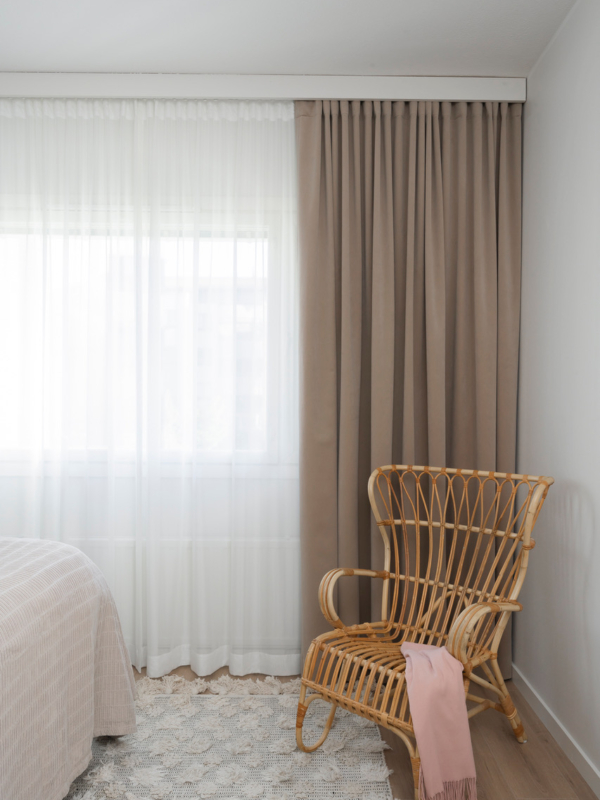 Makuuhuoneen piment&auml;v&auml; samettiverho ja valkoiset valoverhot