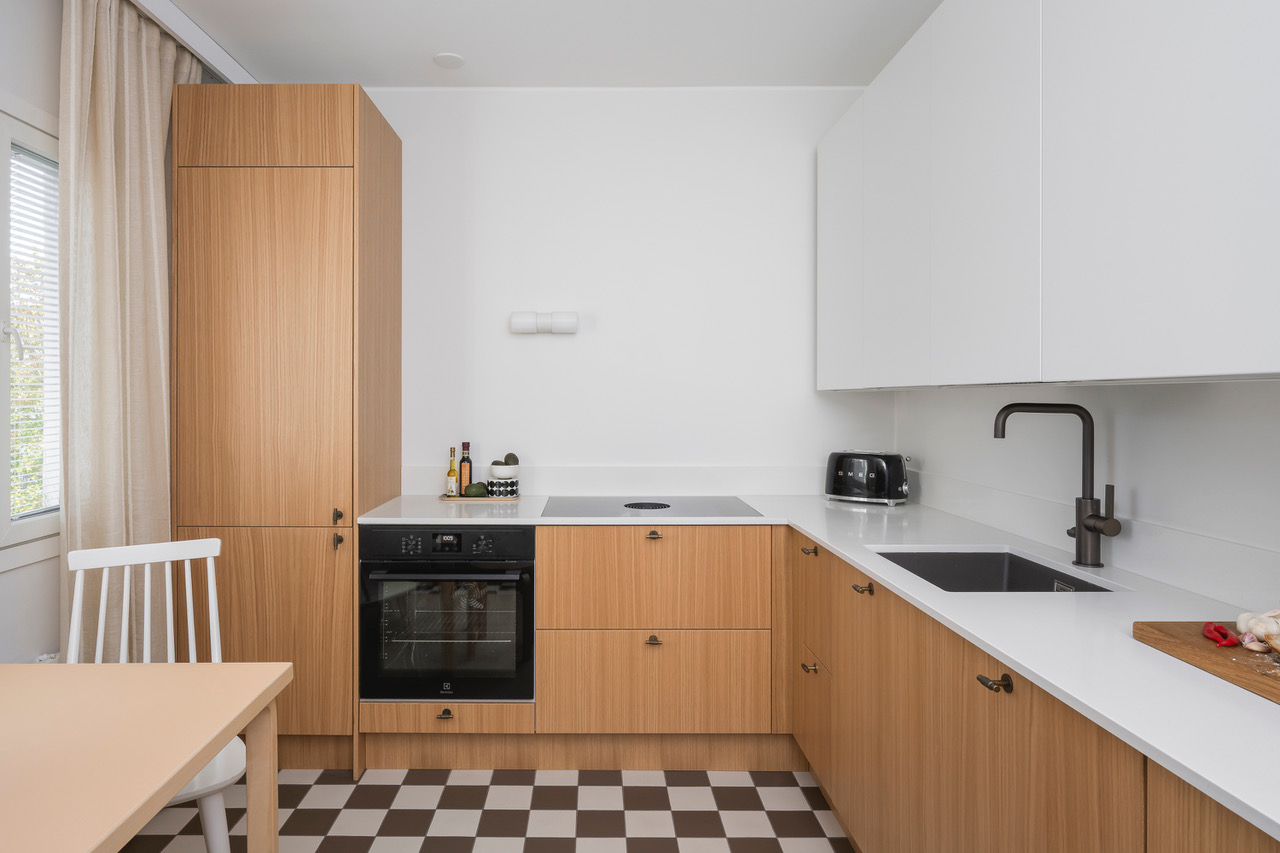 Kerrostalokeittiön kokonaisvaltainen uudistus, Järvenpää – Mariel Interior.