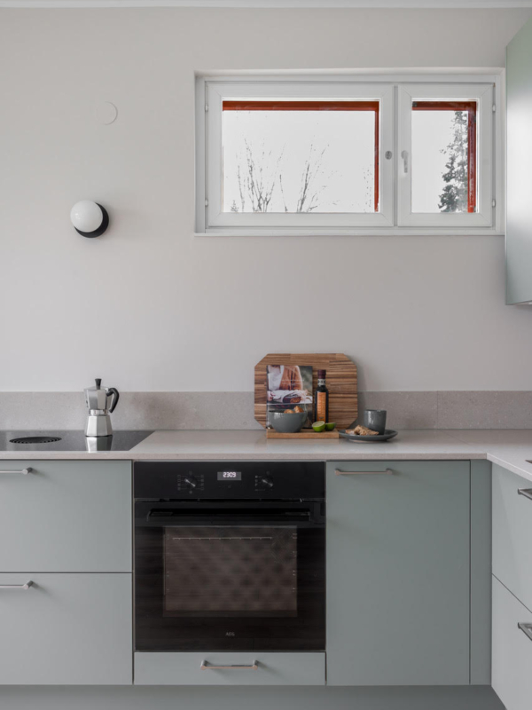 kaksion-pintaremontti-kerava-mariel-interior-keittio-2 Harmoninen värimaailma kattaa keittiön lisäksi koko asunnon seinäpinnat.