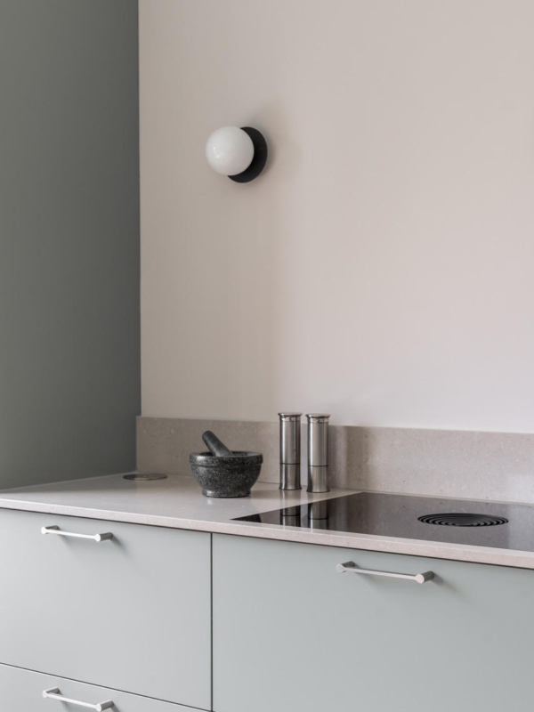 kaksion-pintaremontti-kerava-mariel-interior-keittio-4 Tasoon upotettu liesituuletin jättää keittiöön enemmän seinä-pinta-alaa.