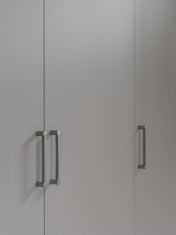 kaksion-pintaremontti-kerava-mariel-interior-makuuhuone-2 Mattapintaiset vetimet ovat tyylikäs yksityiskohta, joka toistuu kaikissa asunnon kaapistoissa.