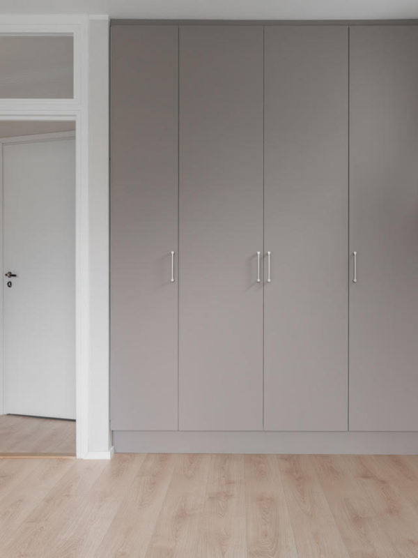 kaksion-pintaremontti-kerava-mariel-interior-makuuhuone Makuuhuoneen kaapistot.