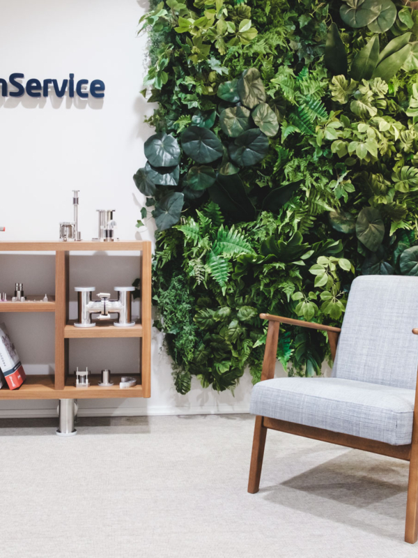 Vacuumservice Oy:n aulan vihersein&auml; ja rimoitus.