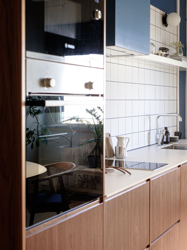 Integroidut kodinkoneet ja riitt&auml;v&auml;t s&auml;ilytystilat tuovat k&auml;yt&auml;nn&ouml;llisyytt&auml; toimiston keitti&ouml;&ouml;n.