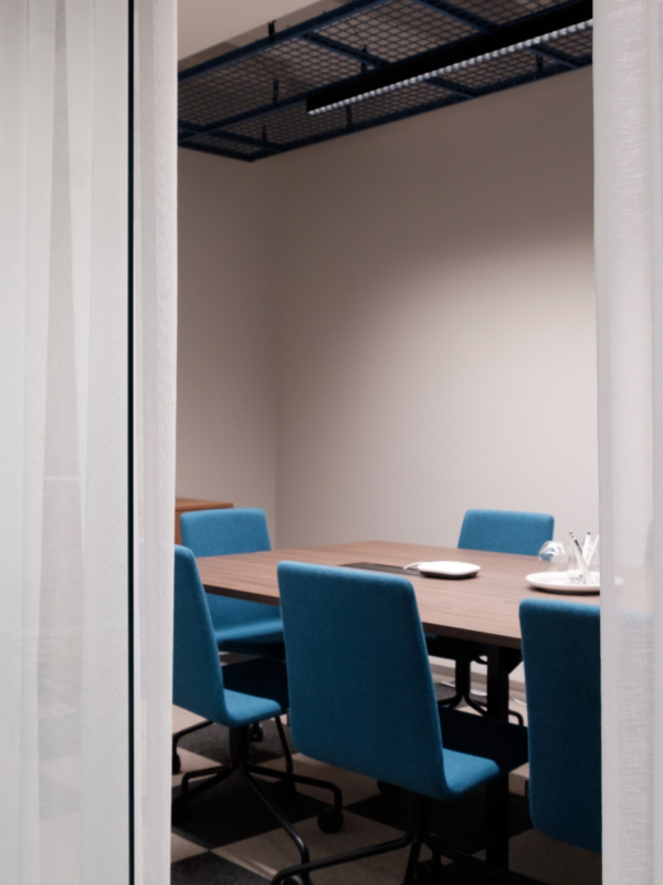 Nak&auml;ym&auml; uusittuun neuvottelutilaan toimiston aulasta k&auml;sin.