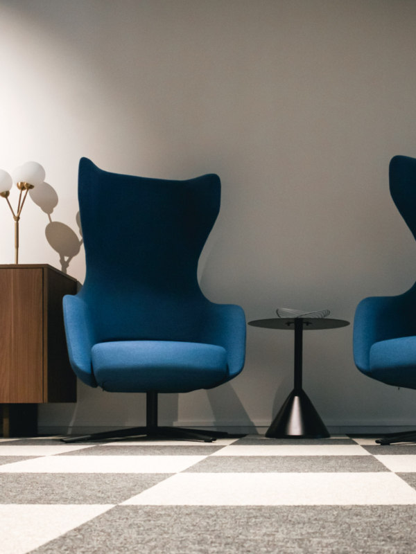 Takkahuoneen mukavat nojatuolit ja Lotta Sirenin taulu.