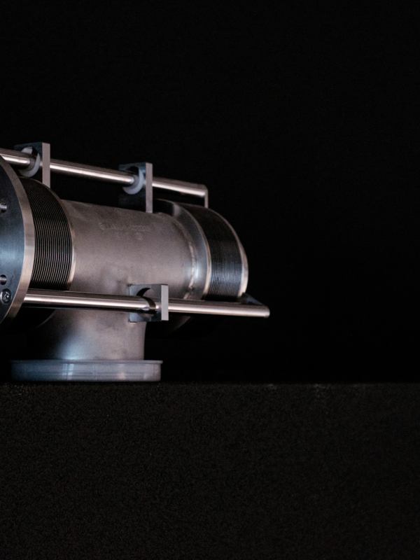 Vacuuservice Oy:n laitteistojen osia n&auml;ytill&auml; takkahuoneessa.