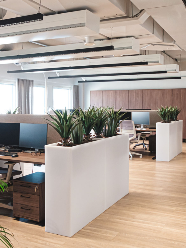 N&auml;kym&auml; uusittuihin ty&ouml;tiloihin aulasta p&auml;in.