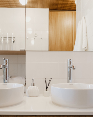 Tupla-altaat tekev&auml;t yll&auml;tt&auml;v&auml;n paljon tilaa ja toimivuutta aamutoimiin.