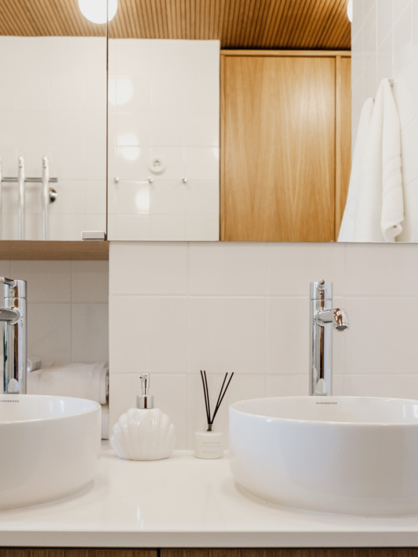 Tupla-altaat tekev&auml;t yll&auml;tt&auml;v&auml;n paljon tilaa ja toimivuutta aamutoimiin.