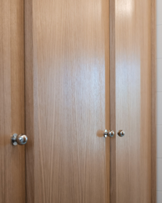 Kylpyhuoneen komeron ovet ovat kaunista tammiviilua.