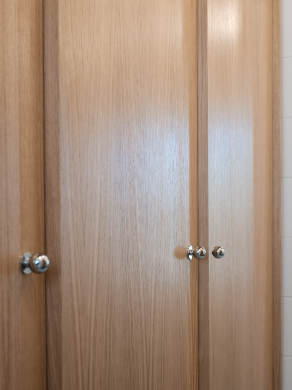 Kylpyhuoneen komeron ovet ovat kaunista tammiviilua.