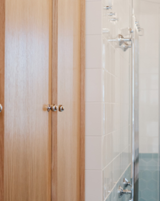 Ovet ja laatat sopivat hienosti yhteen.