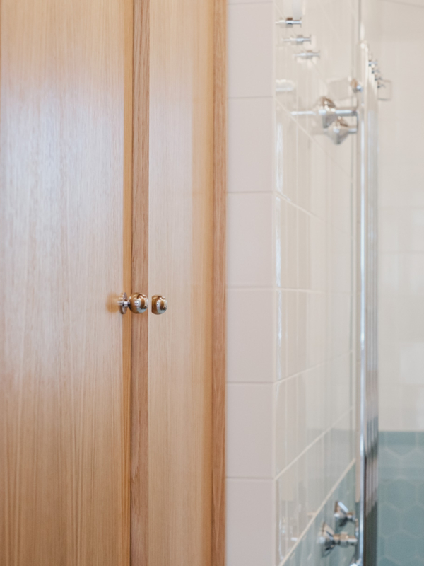 Ovet ja laatat sopivat hienosti yhteen.