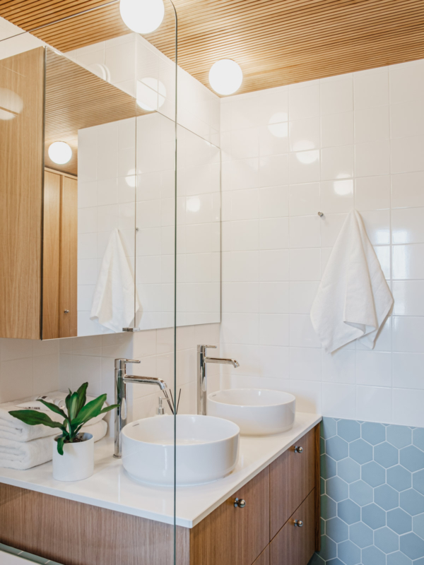 Uudistetun kylpyhuoneen kaksialtainen kaluste.