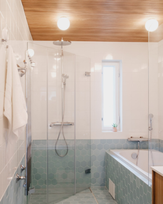 Suihkukaapin kokoontaittuva sein&auml; taitettuna.