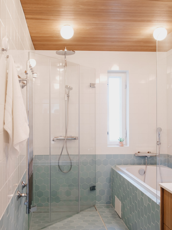 Suihkukaapin kokoontaittuva sein&auml; taitettuna.