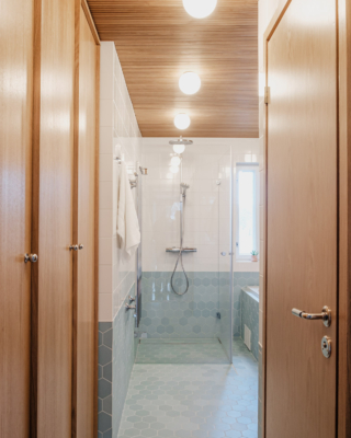 N&auml;kym&auml; sisutettuun kylpyhuoneeseen kovelta k&auml;sin.