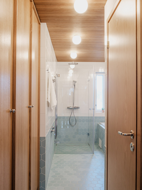 N&auml;kym&auml; sisutettuun kylpyhuoneeseen kovelta k&auml;sin.