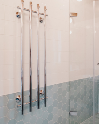 L&auml;mmitetyt pyyheripustimet.