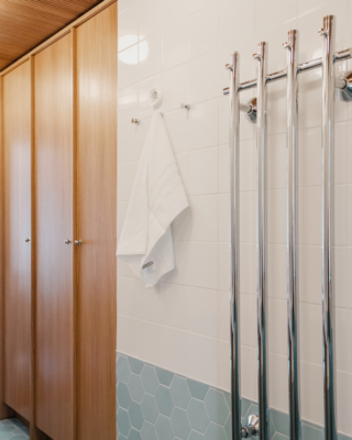 L&auml;mmitetyt pyyheripustimet ja kaapistojen tammiviiluiset ovet.