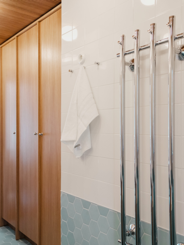 L&auml;mmitetyt pyyheripustimet ja kaapistojen tammiviiluiset ovet.