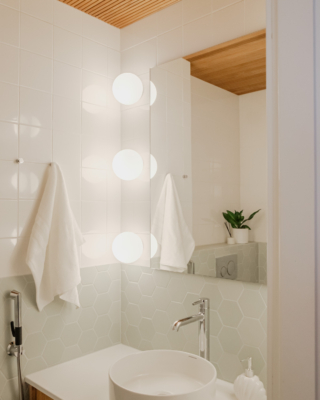 Alakerran pikku-WC muuttaa vastaa kylpyhuonetta, mutta teema on vihre&auml;.