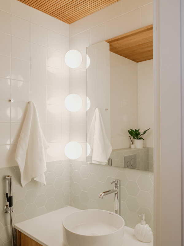 Alakerran pikku-WC muuttaa vastaa kylpyhuonetta, mutta teema on vihre&auml;.