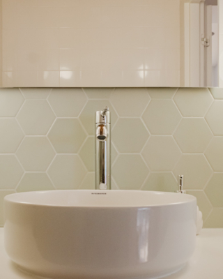 Pienen WC-tilan py&ouml;re&auml;t elementit yhdistyv&auml;t kuusikulmaiseen laattaan.