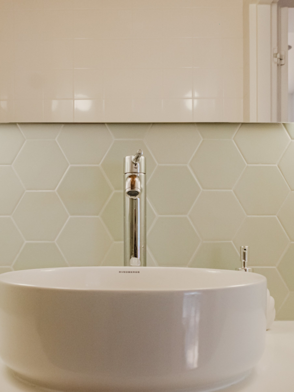 Pienen WC-tilan py&ouml;re&auml;t elementit yhdistyv&auml;t kuusikulmaiseen laattaan.