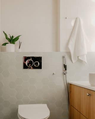 WC-tilan kaksi eri laattaa.